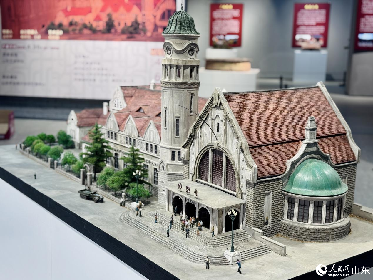 微塑艺术家李义中复刻的济南火车站模型。人民网 郑昕桥摄
