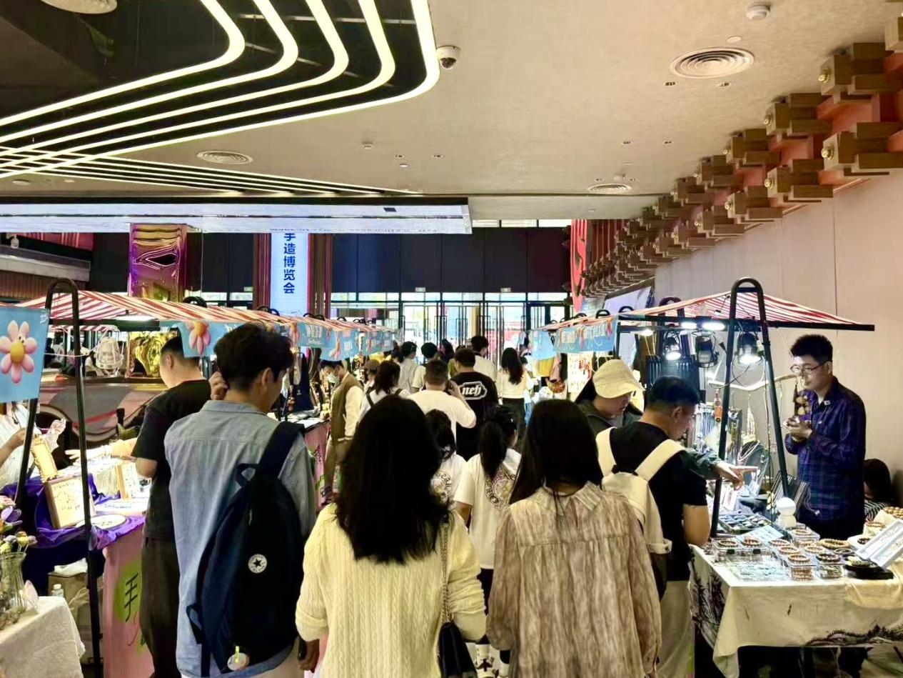 游客们正在展馆开展的周末市集选购。山东手造展示体验中心供图