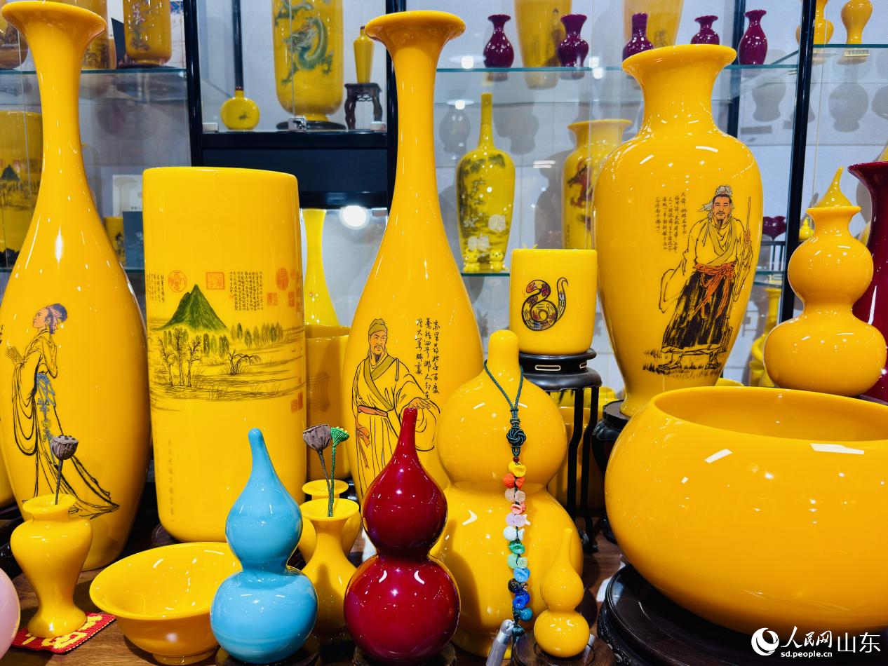 用“鸡油黄”工艺制作的琉璃瓶。人民网 郑昕桥摄