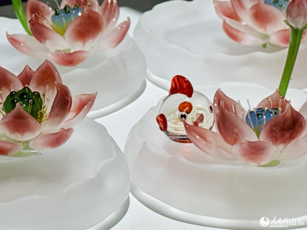 新颖有趣的博山琉璃香插。人民网 庄润泽摄