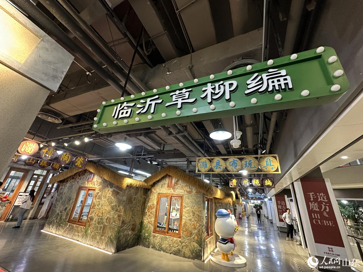 展馆内的茅草屋。人民网 乔姝摄