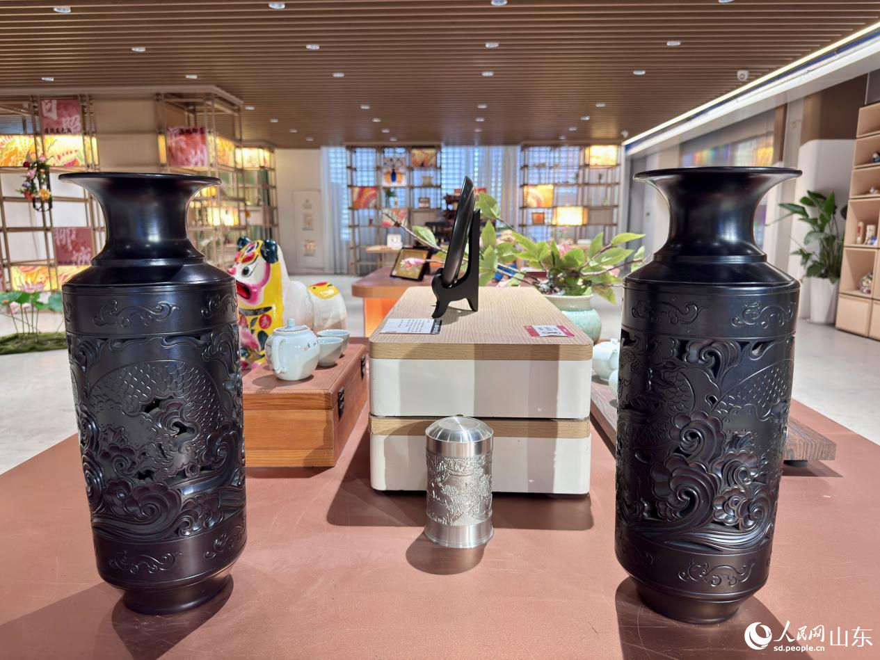 展馆内陈列的各色手造作品。人民网 郑昕桥摄