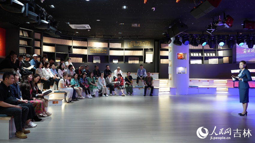 《百日战斗档案 不朽民族气节》教学课。人民网记者 李洋摄