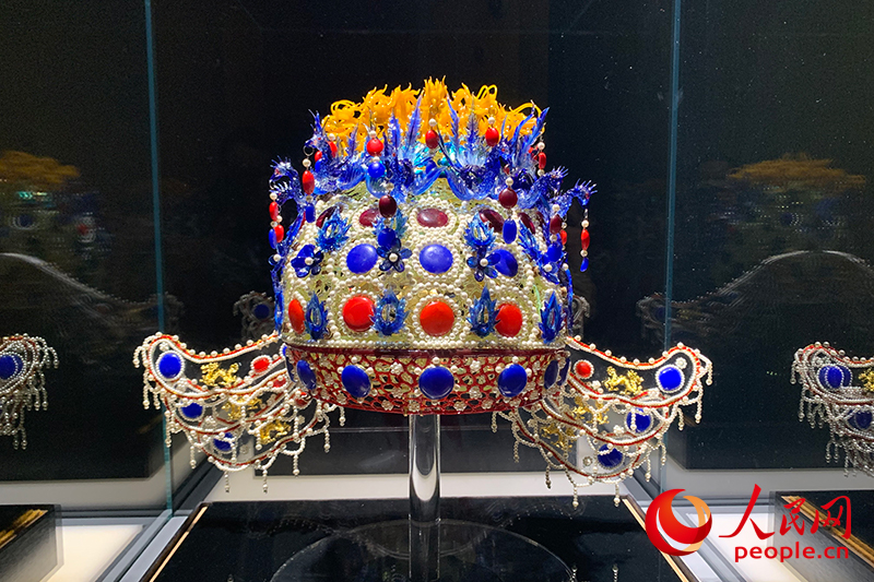 琉璃凤冠。人民网记者 韦衍行摄
