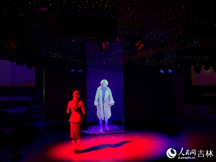 教师与AI成像的杨靖宇将军展开一场跨越时空的对话。人民网记者 马俊华摄