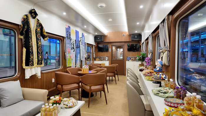 Y458次“锦绣山河·岷江号”普惠型旅游列车。