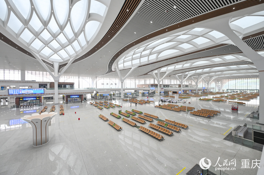 重庆东站候车大厅，屋顶的天窗造型宛若长江与嘉陵江两江汇流及水纹交织，寓意山水相连、广阔通达。人民网 邹乐摄