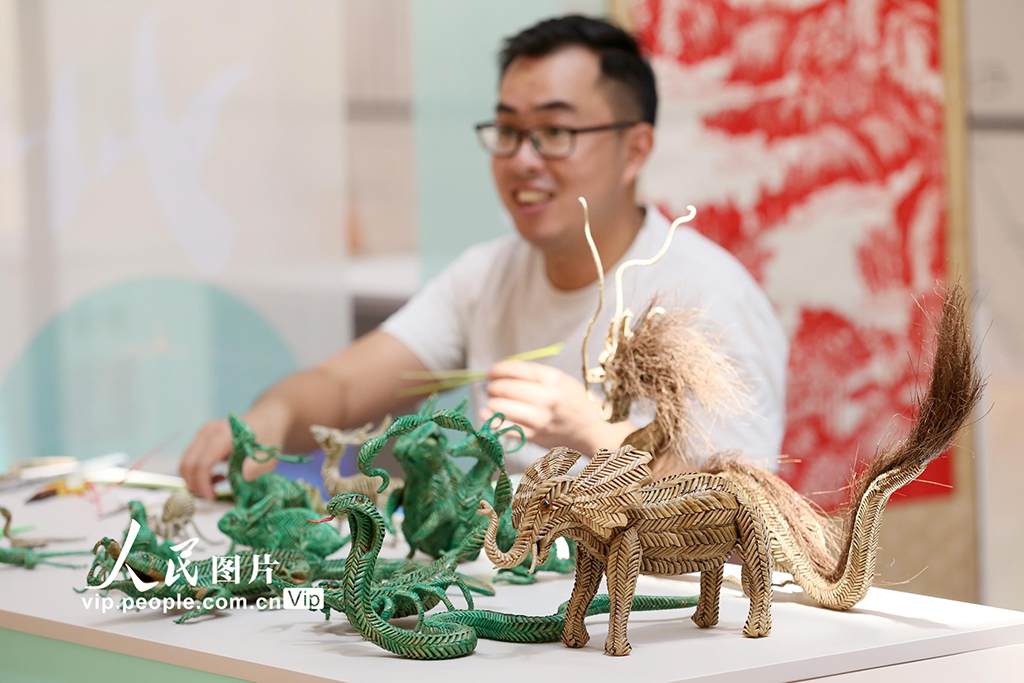 四川乐山：非遗市集人气旺