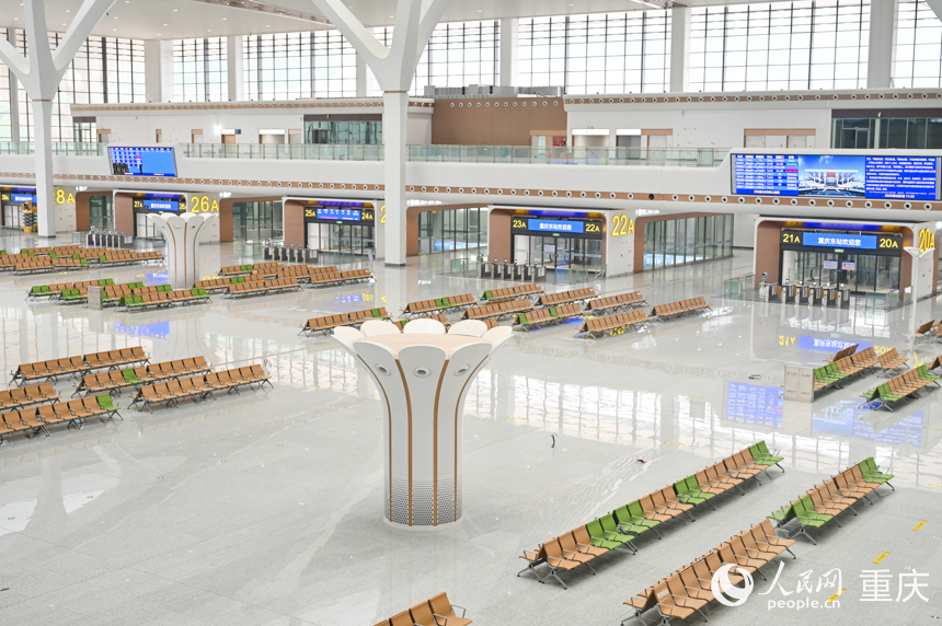 重庆东站候车大厅随处可见重庆元素，如大厅中央的空调就以重庆市花山茶花为造型。人民网 邹乐摄