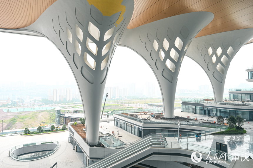 重庆东站站房东西主入口，40根树型柱呈现出重庆市树黄桷树坚韧挺拔的姿态。人民网 邹乐摄