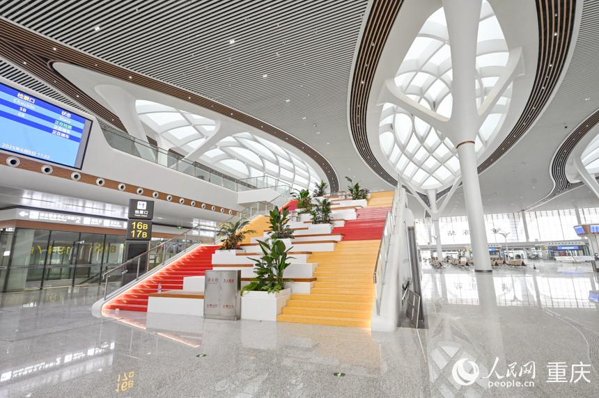 重庆东站候车大厅局部。人民网 邹乐摄