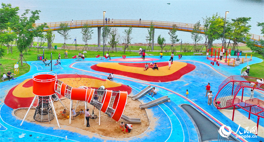 南昌市红谷滩区赣江市民公园，漫游长廊、休闲步道、儿童乐园等功能型、游乐类设施成为市民健身锻炼的好去处。人民网 朱海鹏摄