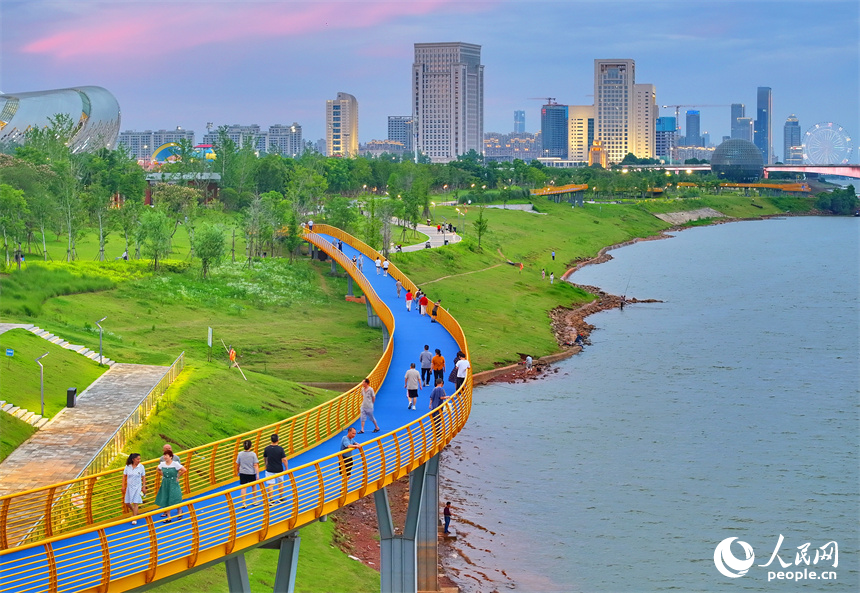 南昌市红谷滩区赣江市民公园，漫游长廊、休闲步道、儿童乐园等功能型、游乐类设施成为市民健身锻炼的好去处。人民网 朱海鹏摄