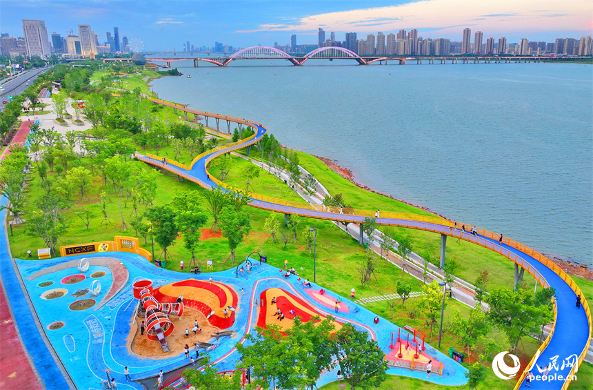 南昌市红谷滩区赣江市民公园，漫游长廊、休闲步道、儿童乐园等功能型、游乐类设施成为市民健身锻炼的好去处。人民网 朱海鹏摄