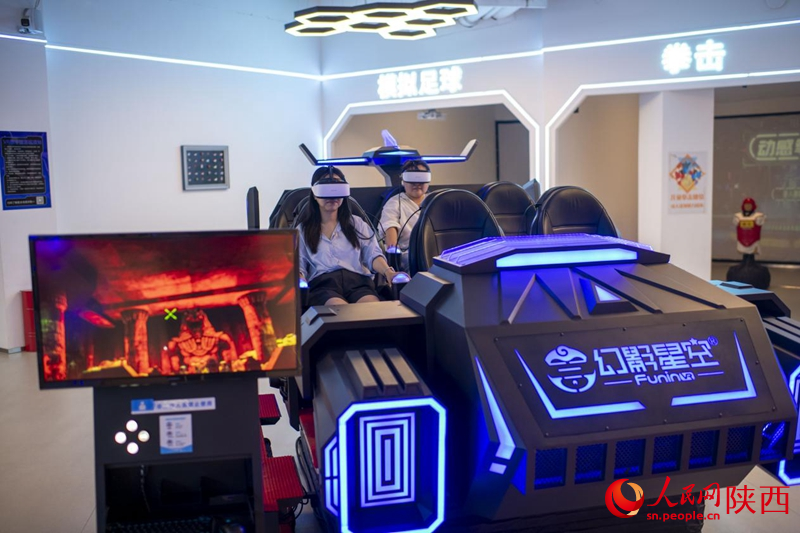 游客正在子午服务区体验VR游戏。人民网记者 翁奇羽摄
