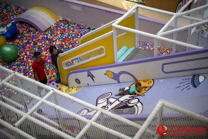 子午服务区内，儿童滑滑梯。人民网记者 翁奇羽摄