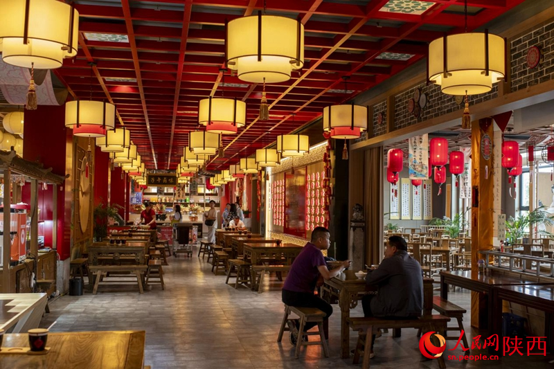 子午服务区内的美食街。人民网记者 翁奇羽摄