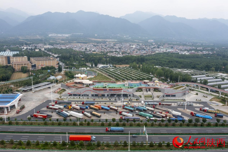 子午服务区俯瞰（航拍图）。人民网记者 翁奇羽摄