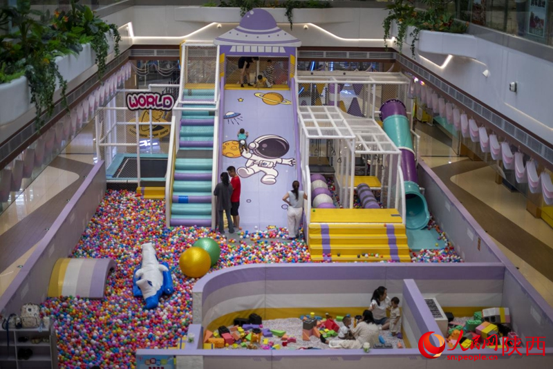 子午服务区的儿童游乐区。人民网记者 翁奇羽摄