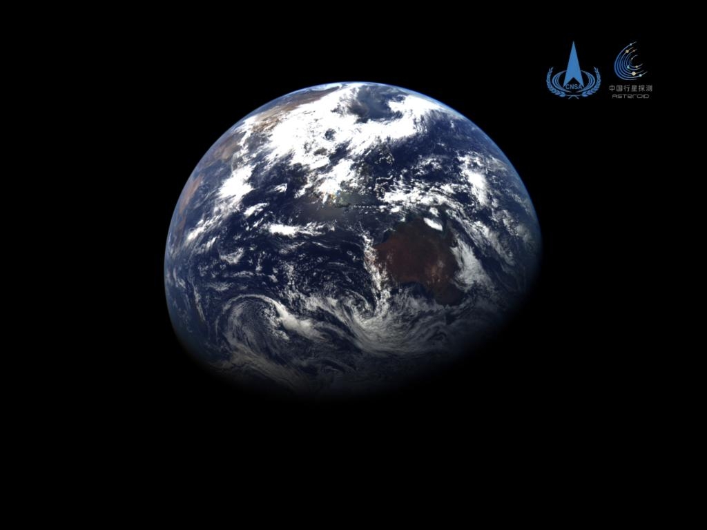 地球彩色图，由天问二号探测器的窄视场导航敏感器于2025年5月30日13时拍摄，经辐射校正、红绿蓝（558-631nm、500-573nm、434-477nm）三波段图像配准和彩色合成处理后制作而成。拍摄时器地距离约59万千米。（国家航天局供图）