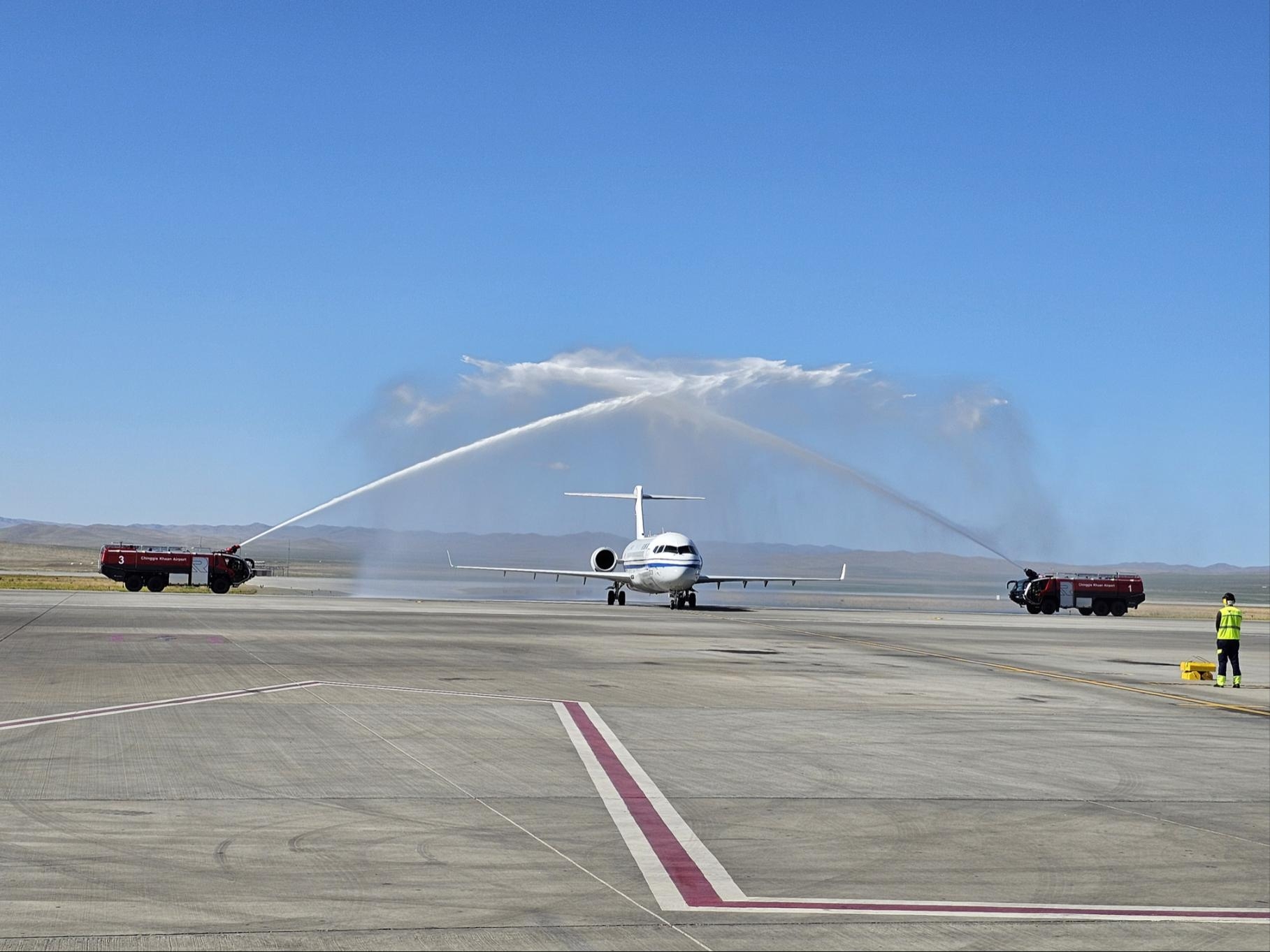 CA757航班落地乌兰巴托后，接受民航界最高礼遇“水门仪式”迎接。受访方供图