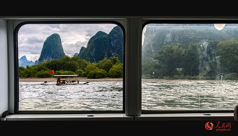 窗外的桂林山水。人民网 雷琦竣摄