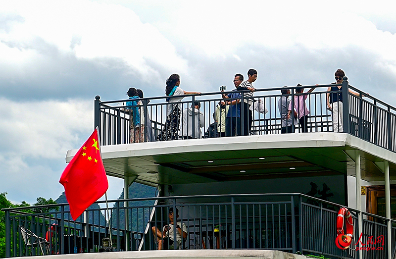 游客在甲板上拍照。人民网 雷琦竣摄