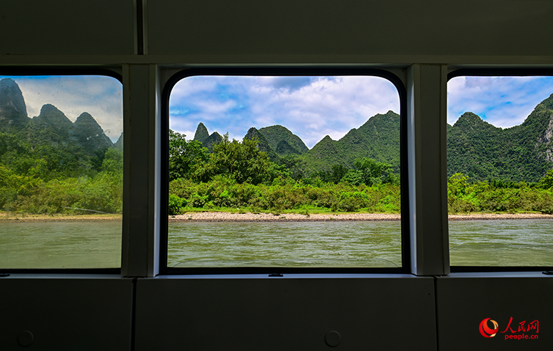 窗外的桂林山水。人民网 雷琦竣摄