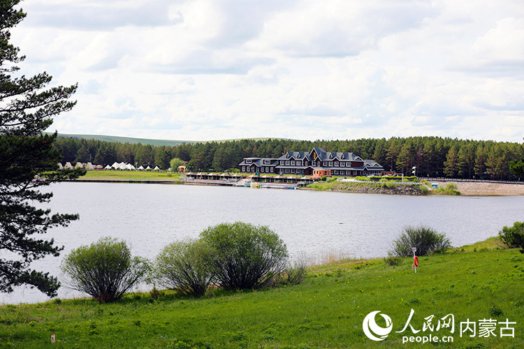 红花尔基樟子松国家森林公园湖光山色美如画。人民网记者 李睿摄