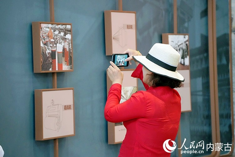 市民在“包棉1958”主题文化街区内拍照留念。人民网记者 张雪冬摄