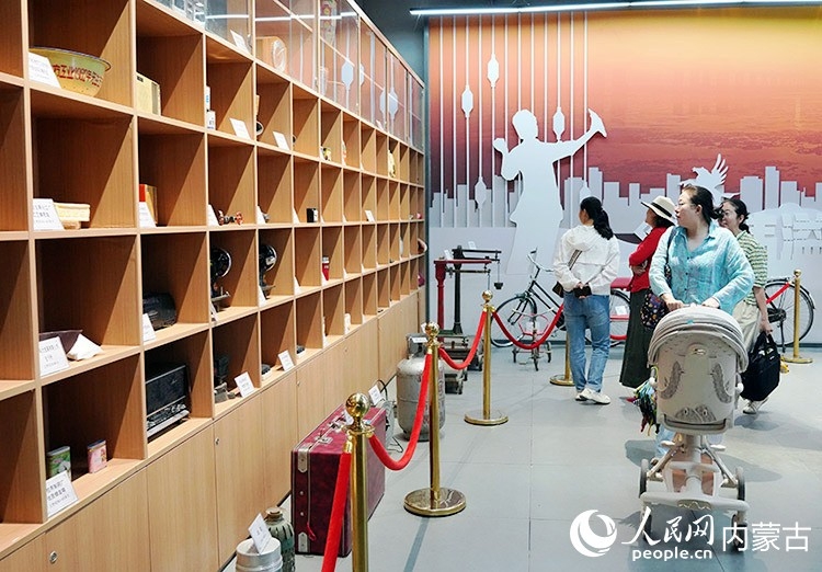 “包棉1958”主题文化街区内的老物件展出。人民网记者 张雪冬摄
