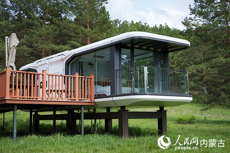 红花尔基樟子松国家森林公园内设置的观景房。人民网记者 李睿摄