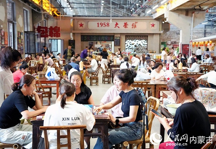 市民在“包棉1958”主题文化街区内休闲娱乐。人民网记者 张雪冬摄