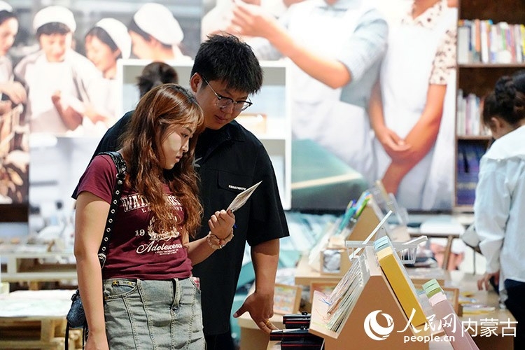 市民在“包棉1985”主题文化街区内挑选文创产品。人民网记者 张雪冬摄