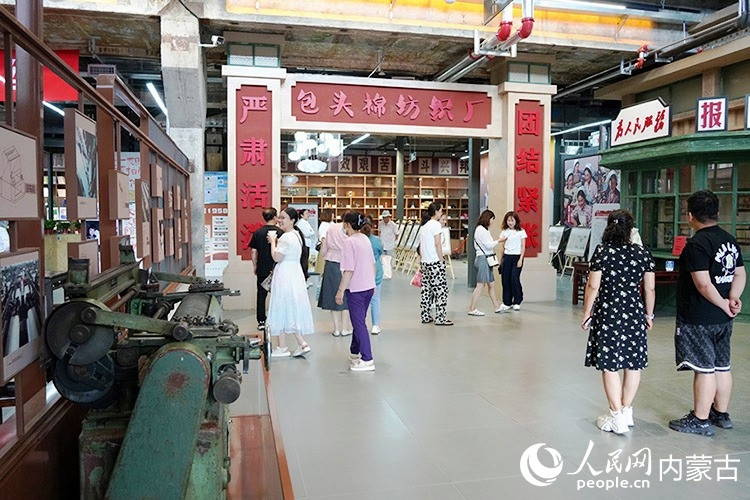 市民在“包棉1958”主题文化街区游玩。人民网记者 张雪冬摄