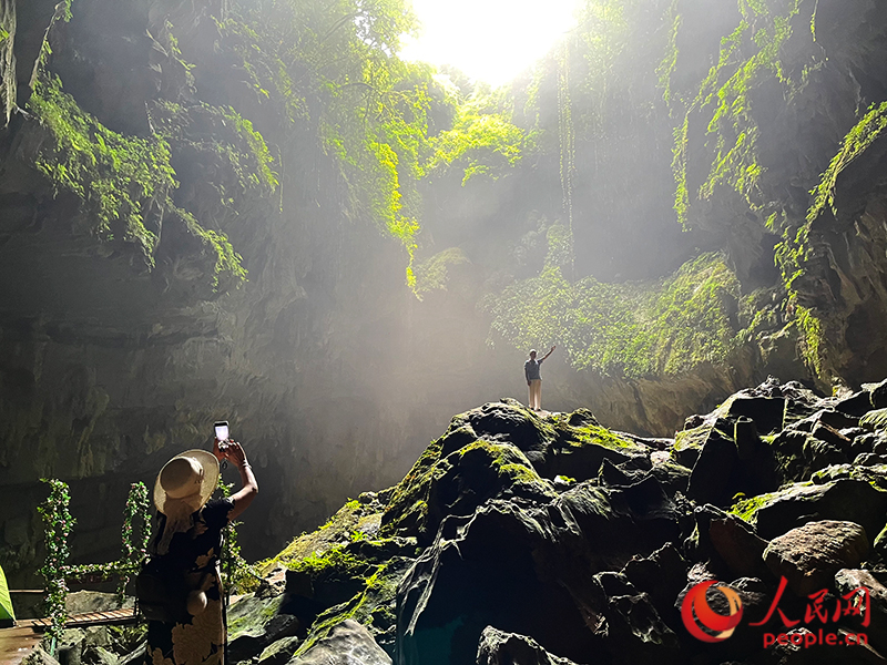 游客在拍照留念。人民网 韦欢摄