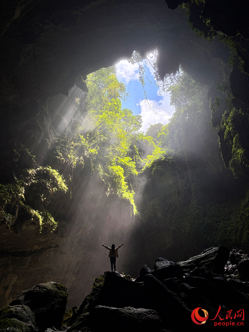 “天窗”出现丁达尔光。人民网 何宁摄