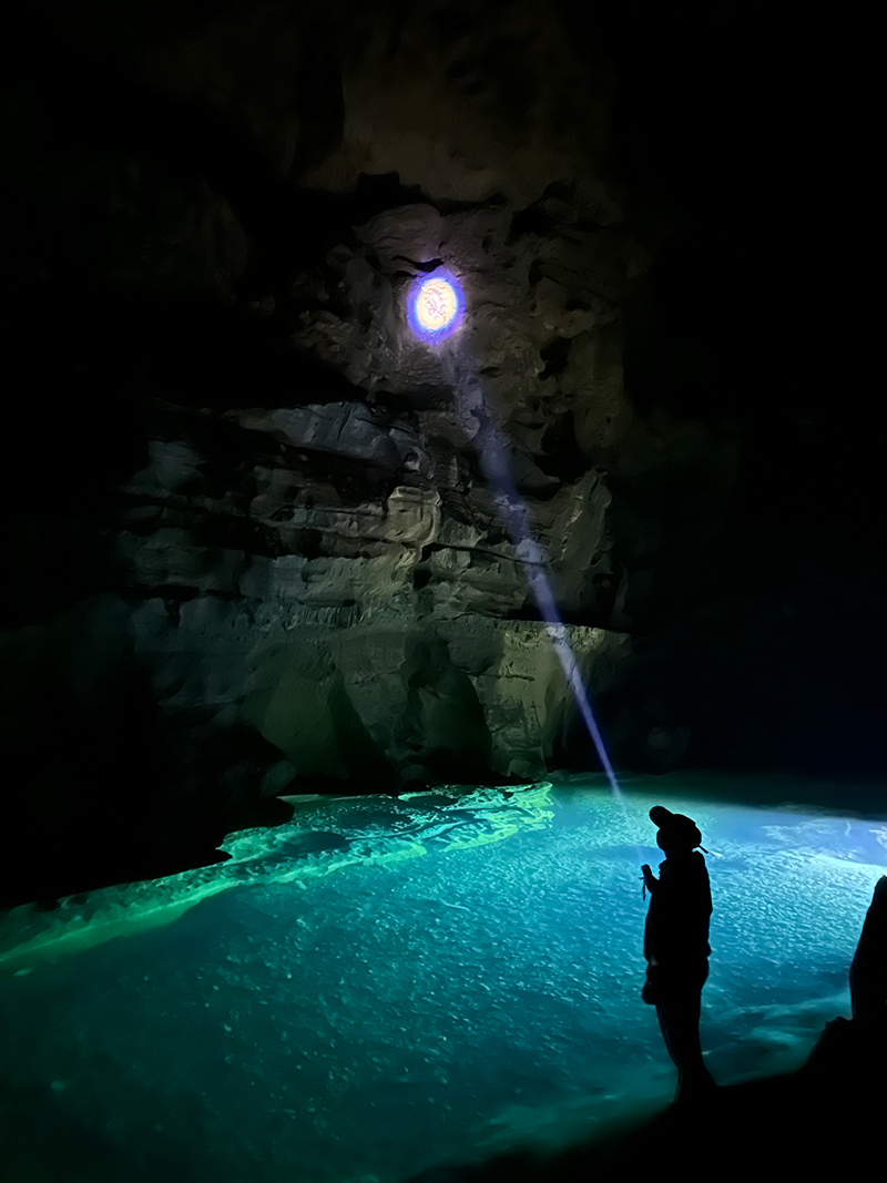 洞穴底部与地下河连接。张宏英摄