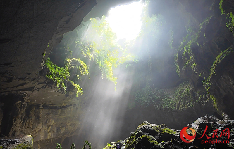 金钟山“天窗”。人民网 雷琦竣摄