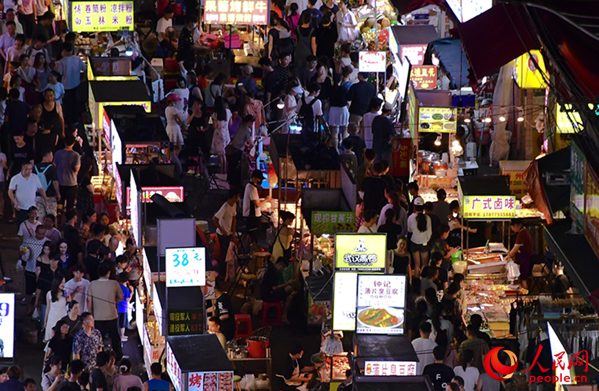 夜幕降临，南宁市埌西夜市热闹非凡。人民网 冯肖慧摄