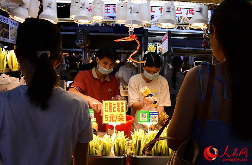 “芒果花”酸嘢是游客必打卡的广西美食之一。人民网 冯肖慧摄