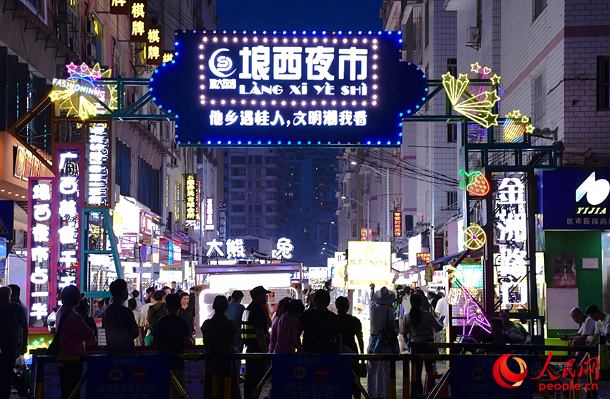 夜幕降临，南宁市埌西夜市热闹非凡。人民网 冯肖慧摄