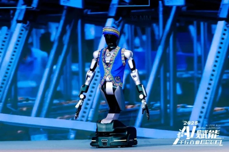 具身智能机器人“爱宝”亮相“AI超级联赛”。主办方供图