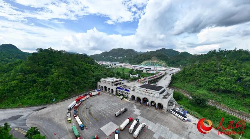 友谊关口岸出入境车辆往来不绝。人民网 雷琦竣摄