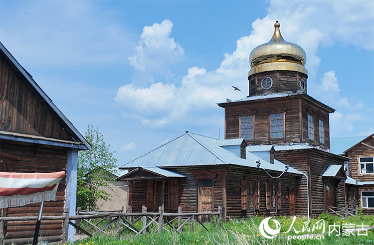 颇具特色的“木刻楞”房屋。人民网记者 齐浩男摄