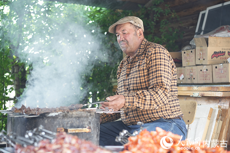 孙金花家庭小院内，正在烤制肉串。人民网记者 李睿摄