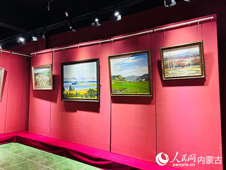 油画写生基地中展示的作品。人民网记者 张聿修摄