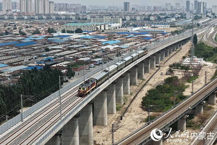 检测列车行驶在线路上。李超摄