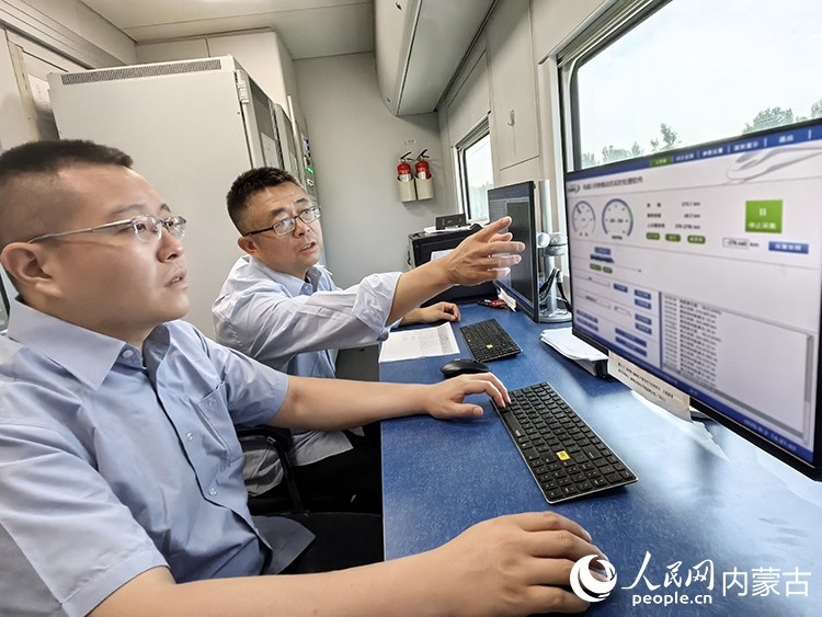 工作人员设备查看设备运行情况。赵震摄