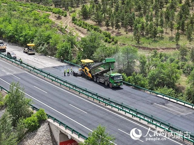 G45大广高速赤峰段限速调整路段养护工程施工现场。自治区交通运输厅供图